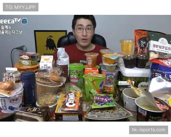 刚刷到张本智和半夜在便利店买泡面，肩上那个名牌包太违和