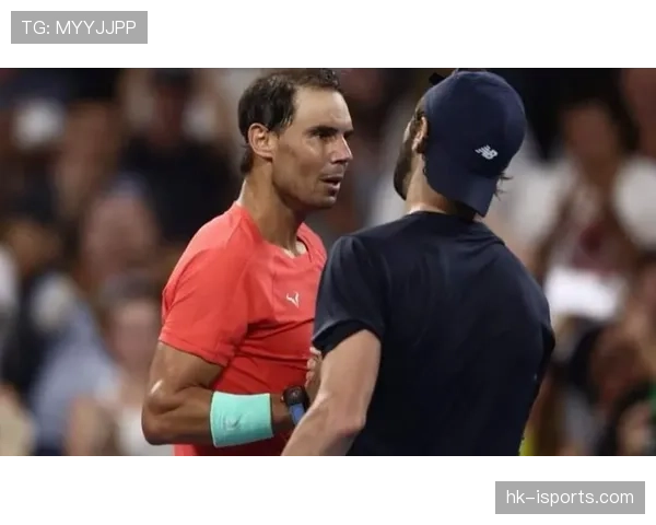 乔丹·汤普森今天又把普通网球都秒成了街头打架现场